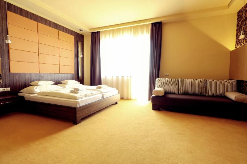 Triple Room with Balcony image 3