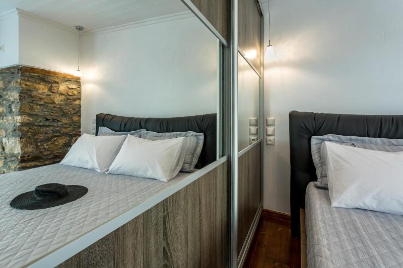 EVAGELIA'S APARTMENT Stylish Central stay! - image 6