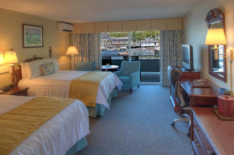 Double Room with Two Double Beds and Inner Harbor View  image 3