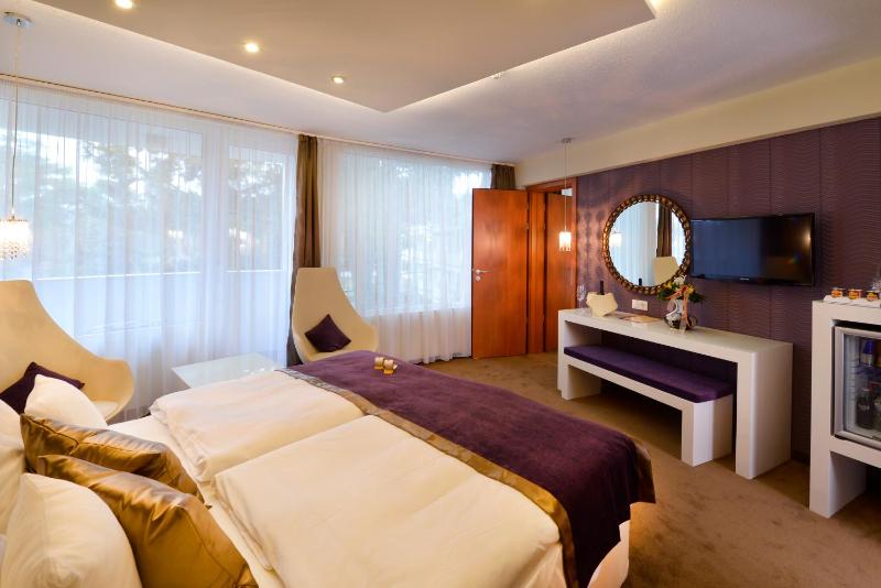 Double Room with Extra Bed (2 Adults + 1 Child) image 2