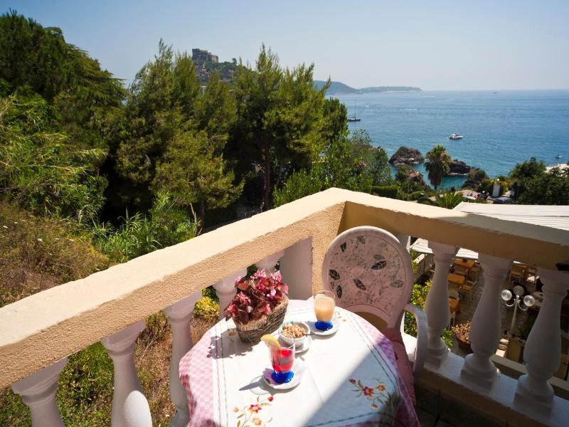 Standard Double Room with Partial Sea View image 3
