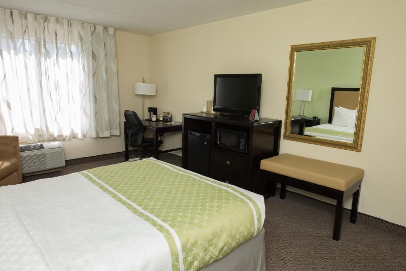 Queen Room image 2