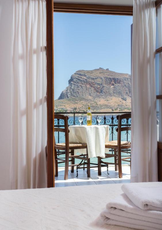 Superior Double or Twin Room with Sea View image 3