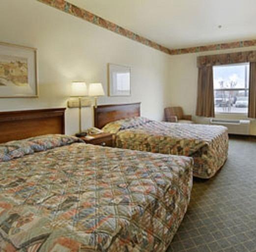 Queen Room with Two Queen Beds - Non-Smoking image 2