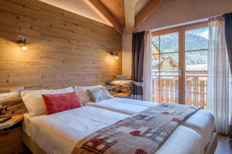 One Bedroom Apartment with Mountain View image 1