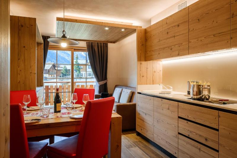 One Bedroom Apartment with Mountain View image 3