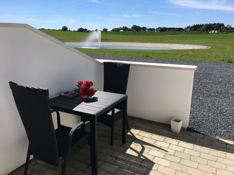 Small Room with Terrace image 3