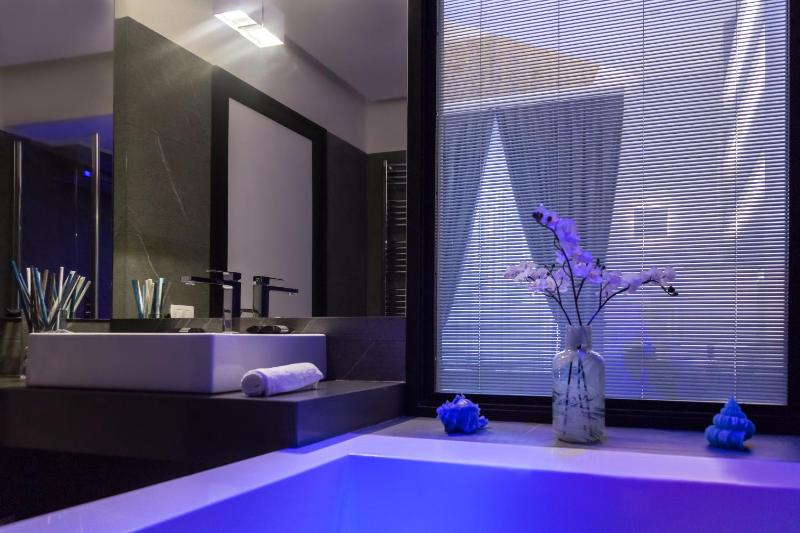 Superior Room with Spa Bath and Castle View  image 3