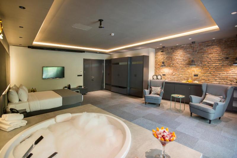 Jacuzzi Suite with Terrace image 1