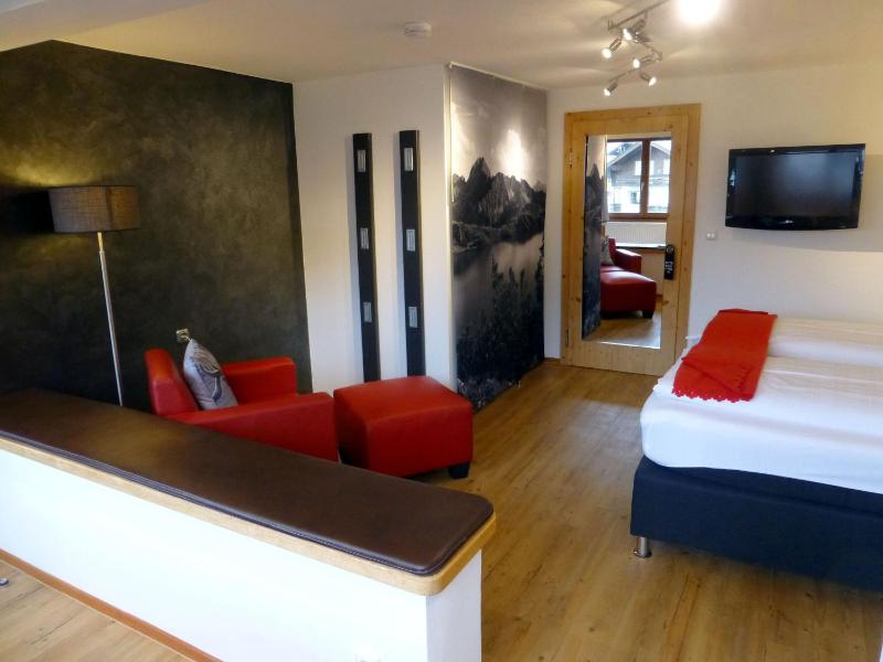 Deluxe Double Room with Balcony image 2