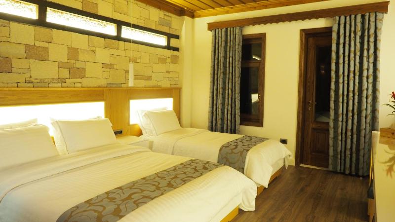 Triple Room with Balcony image 4