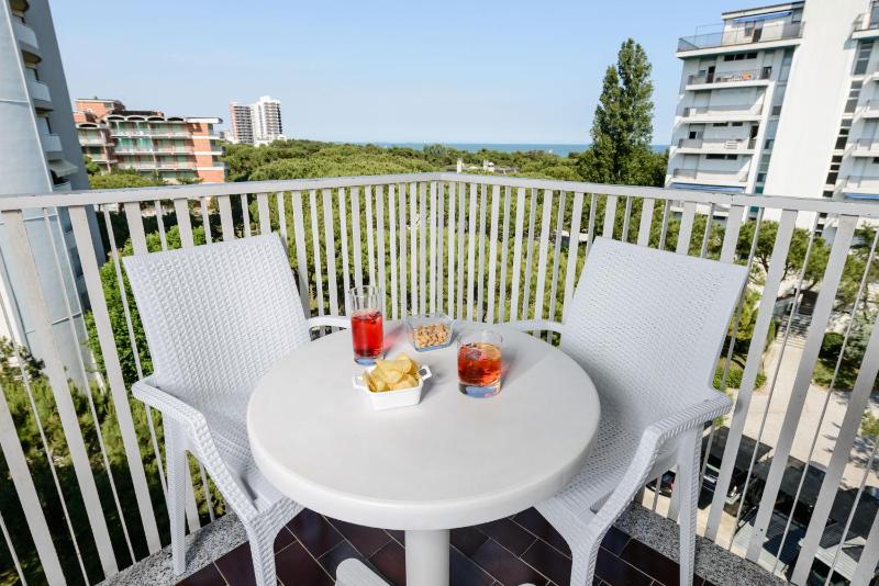 Double Room with Balcony image 4