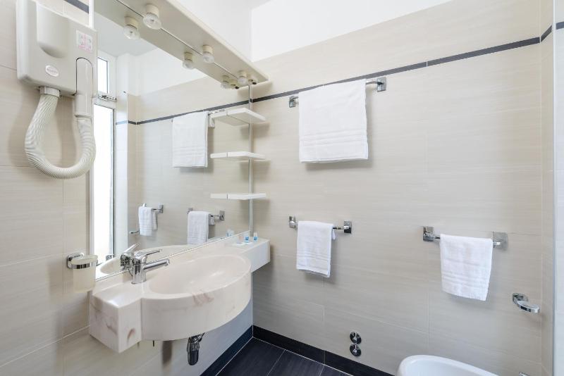 Double Room with Balcony image 3