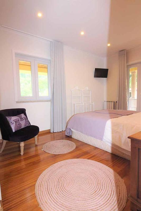 Double Room with Balcony image 4