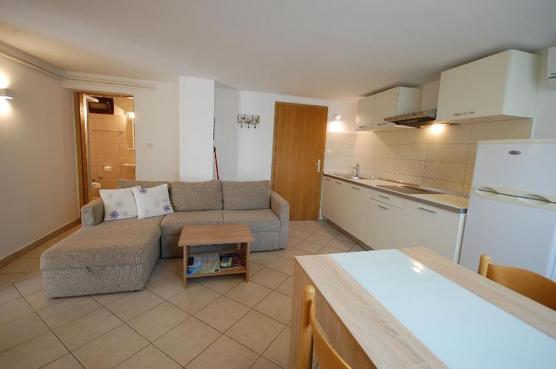 Fisher King Apartments 350m to Beach & Town with Terrace - image 11