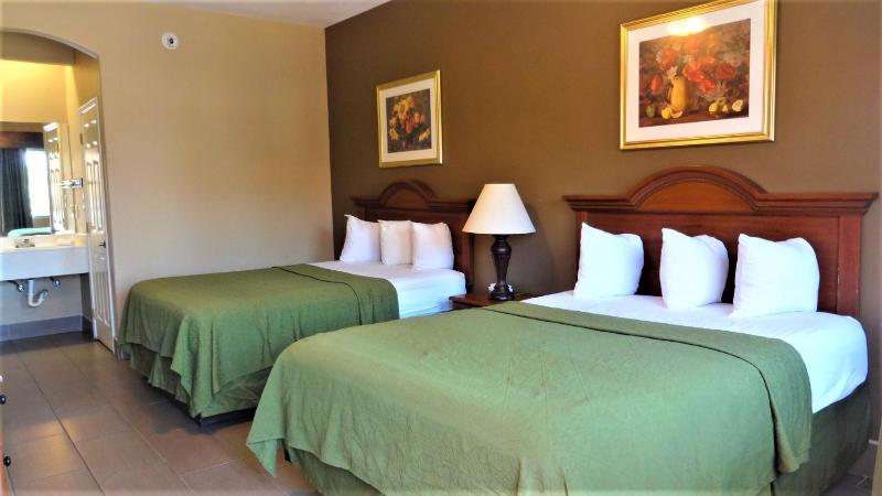 Standard Queen Room image 4