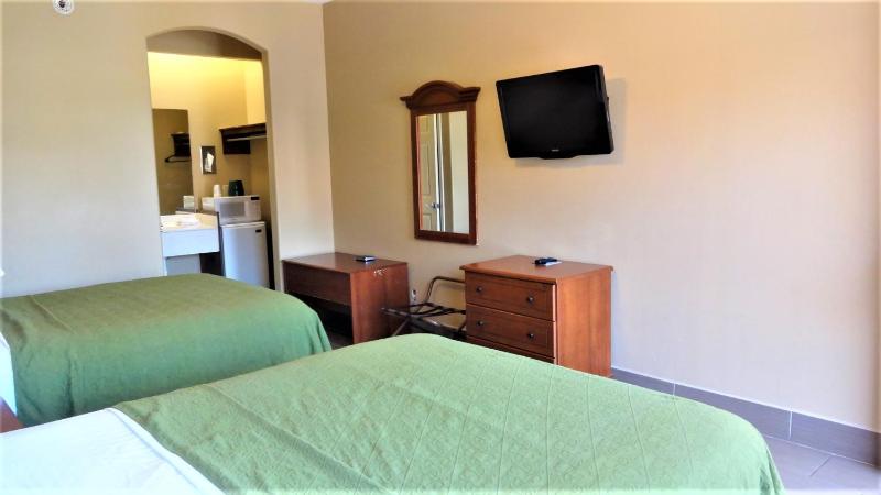 Standard Queen Room image 3