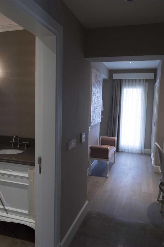 Deluxe King Room image 4