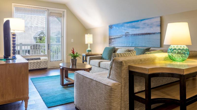 Two Bedroom Pool View Suite, King and Two Queen Beds image 3