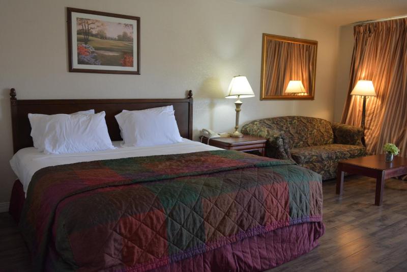 Standard King Room image 2