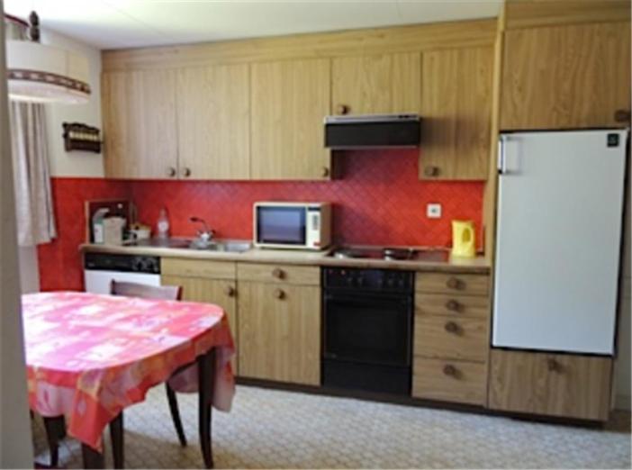 Four-Bedroom Apartment with Balcony  image 3