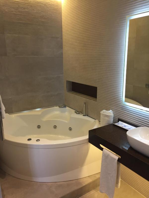 King Suite with Spa Bath image 3