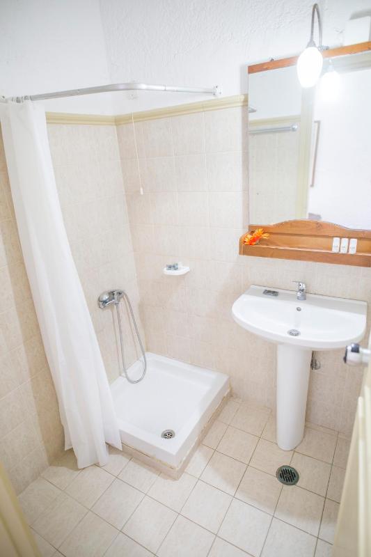 Double or Twin Room with Sea View image 4