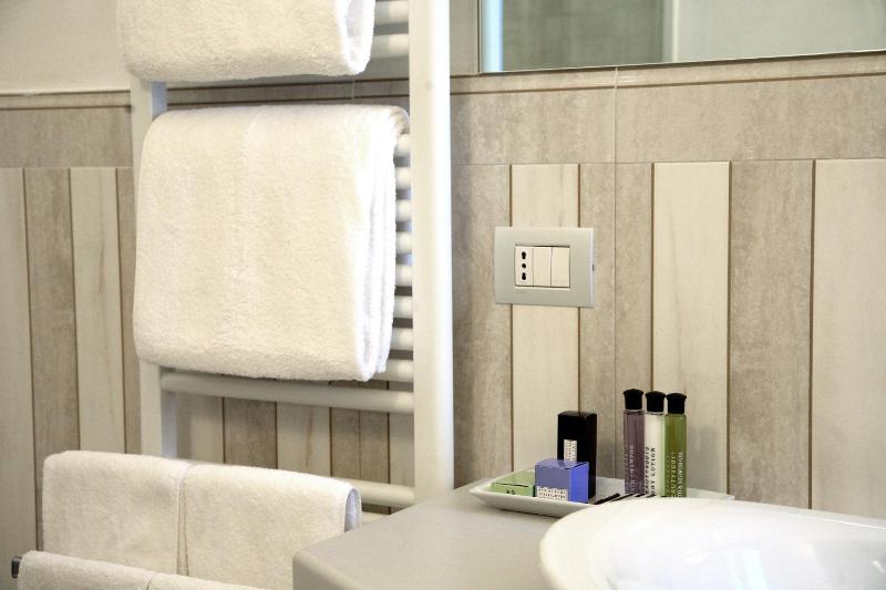 Deluxe Double Room image 3