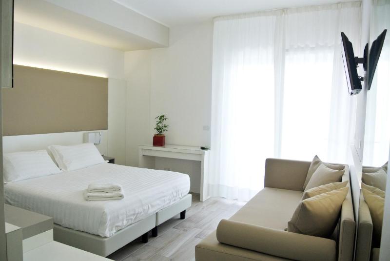 Superior Double Room with Extra Bed image 2