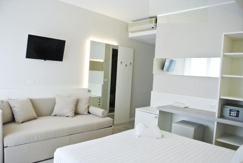 Superior Double Room with Extra Bed image 4