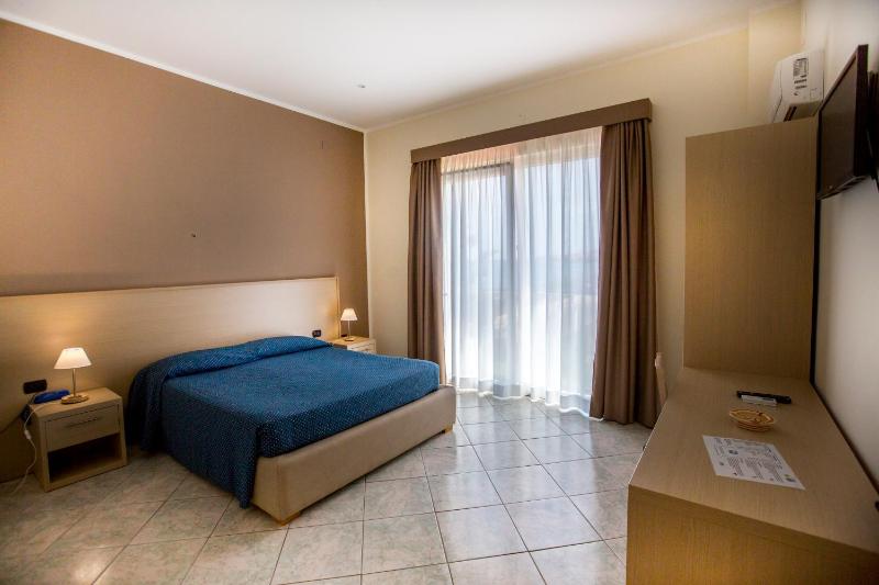Classic Room with Balcony and Partial Sea View image 4