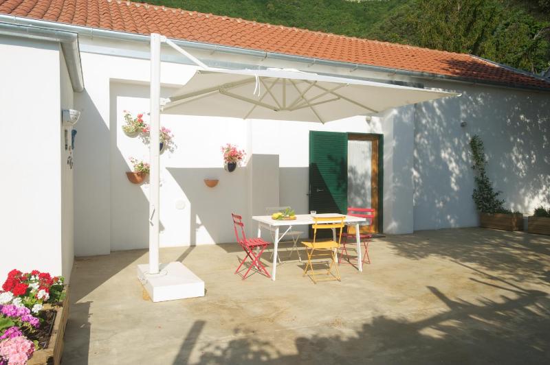 Deluxe Double Room with Balcony image 3