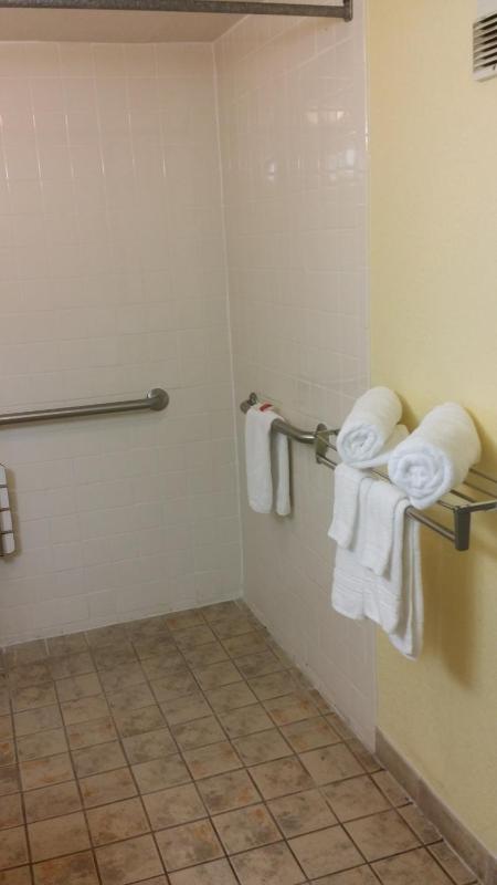 Queen Room - Mobility Access/Non-Smoking image 3