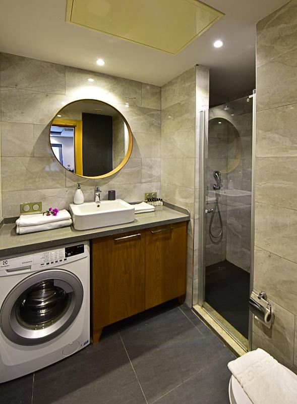 One-Bedroom Apartment with Sea View image 1
