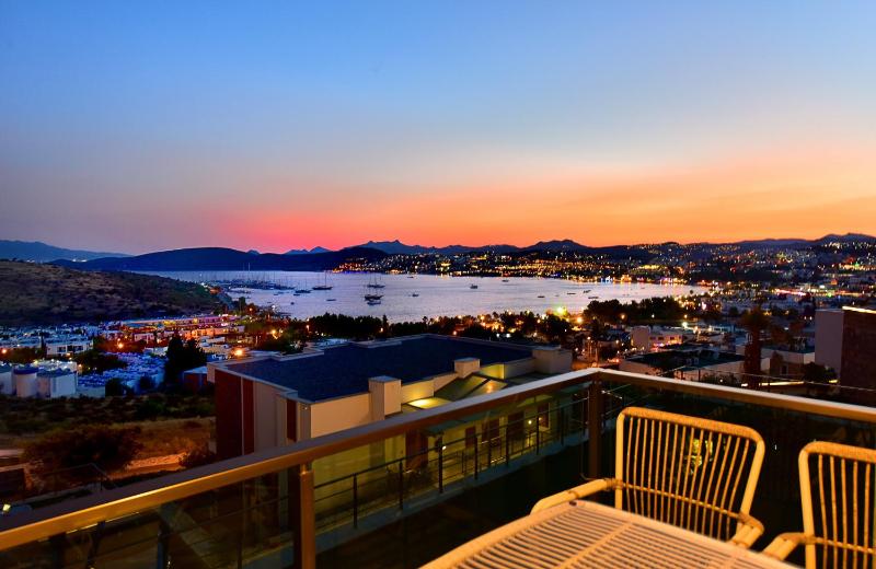 One-Bedroom Apartment with Sea View image 3