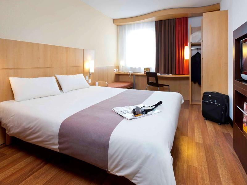 Standard Double or Twin Room image 3