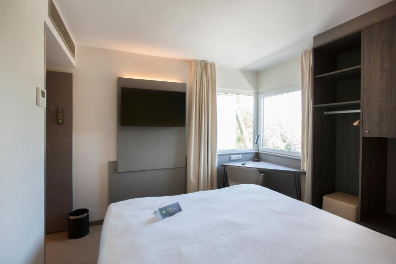 Standard Double Room image 4