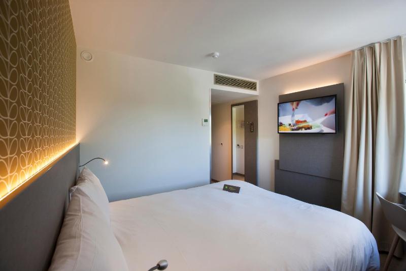 Standard Double Room image 2