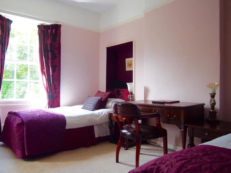 Standard Twin Room with Garden View image 4