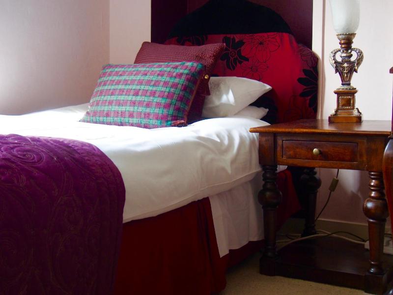Standard Twin Room with Garden View image 3