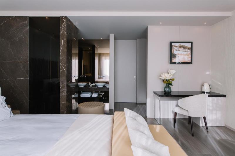 Double or Twin Room with Balcony image 4