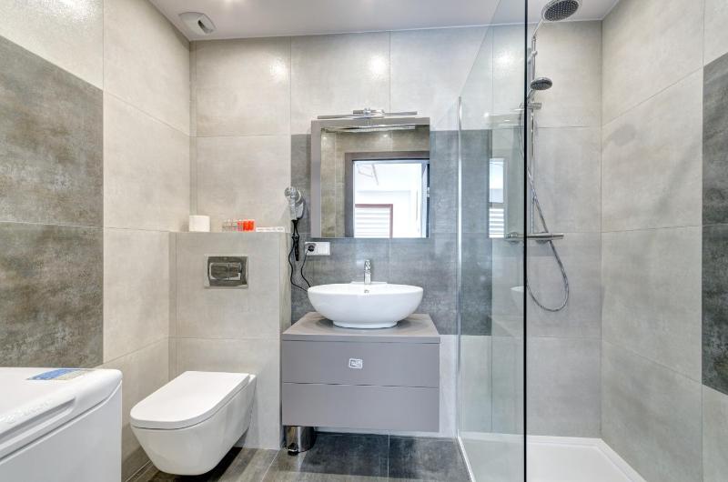 One-Bedroom Apartment with Balcony, Side River View and Sofa Bed (4 Adults) image 3