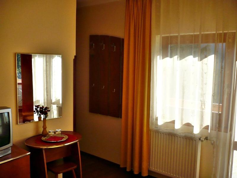 Double Room with Balcony image 2