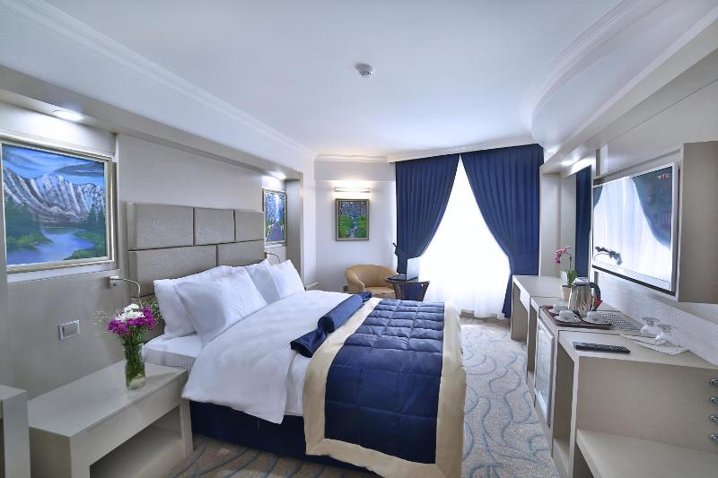 Standard Twin Room image 3