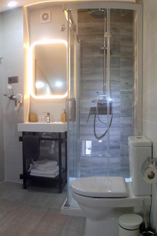 Superior Double Room with Balcony image 3