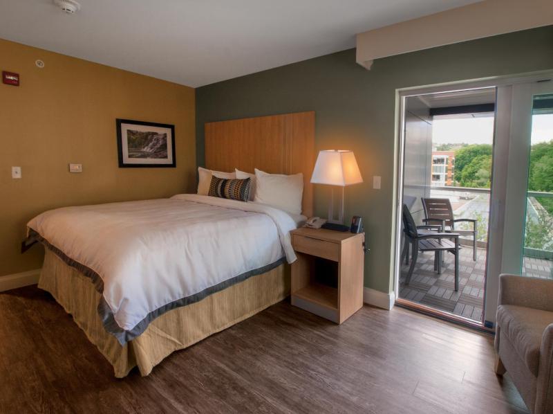 King Room with Balcony image 2