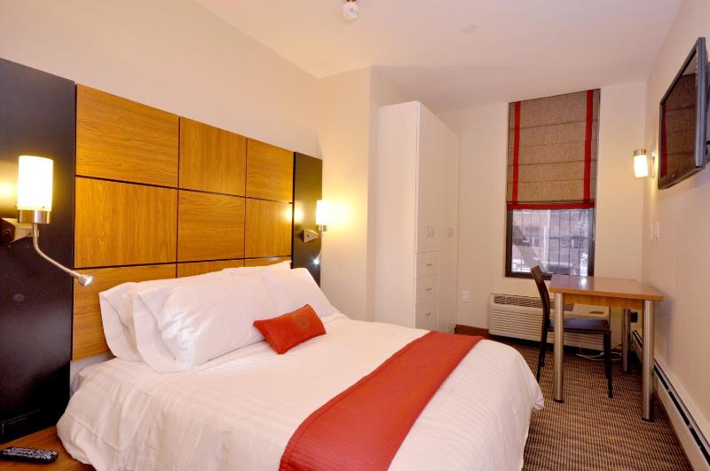 Deluxe Queen Room image 2