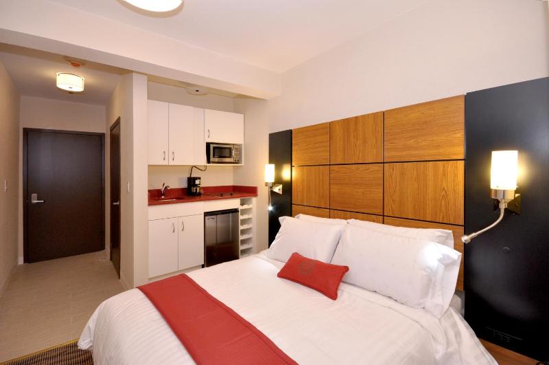 Deluxe Queen Room image 3