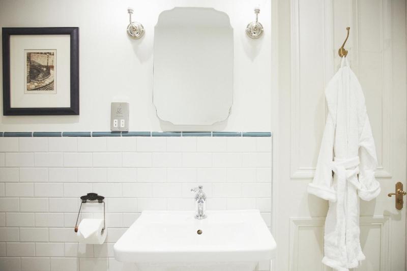 Roseate Junior Room image 2