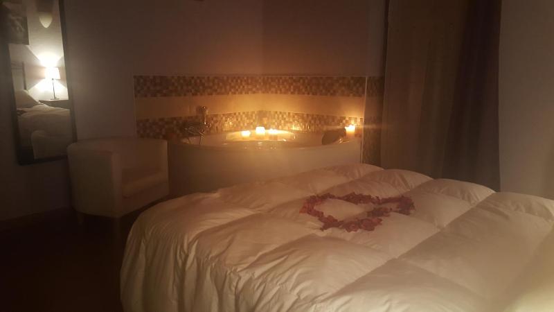 Double Room with Spa Bath image 2